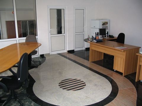 Офис сгради, частни домове и къщи