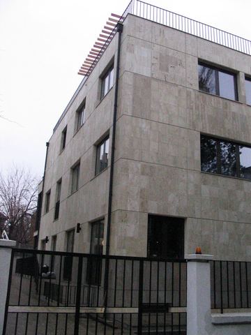 Офис сгради, частни домове и къщи